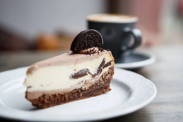 Pedazo Pastel Chocolate Con Crema Blanca Galleta Cacao Disfrute Pedazo — Foto de Stock