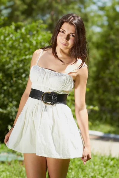 Sağlıklı Çekici Genç Beyaz Kız Açık Havada Aydınlık Güneşli Yaz — Stok fotoğraf