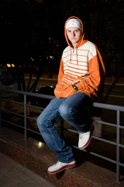 Jovem Hip Hop Posando Livre Noite Esquina Rua Rapaz Branco — Fotografia de Stock