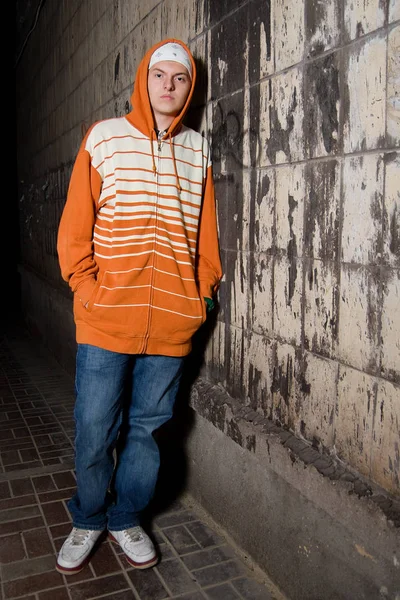 Jovem Hip Hop Posando Livre Noite Esquina Rua Rapaz Branco — Fotografia de Stock