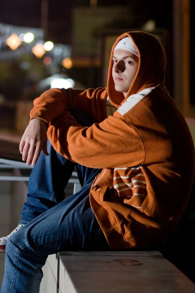 Jovem Hip Hop Posando Livre Noite Esquina Rua Rapaz Branco — Fotografia de Stock