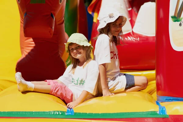 Jovens Meninas Jogando Castelo Saltitante Dia Ensolarado Brilhante — Fotografia de Stock