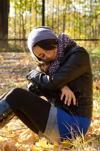 魅力的なブルネットのひよこと暖かい秋の日に公園プッシーキャット — ストック写真