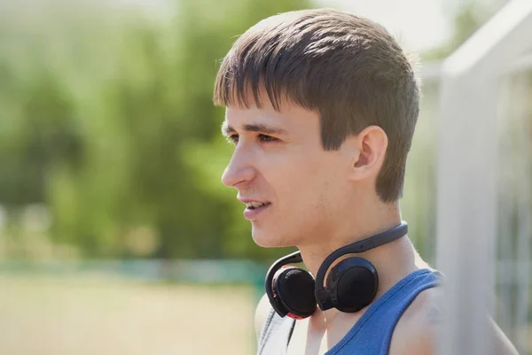 Extreme Atleet Poseren Een Skatepark — Stockfoto