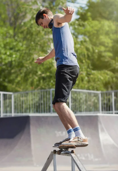 Extreme Athlete Doing Classic Grind Square Rail Top Fun Box — Stock Photo, Image