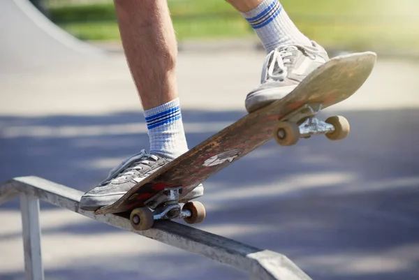 Extreme Athlete Doing Classic Grind Square Rail Top Fun Box — Stock Photo, Image