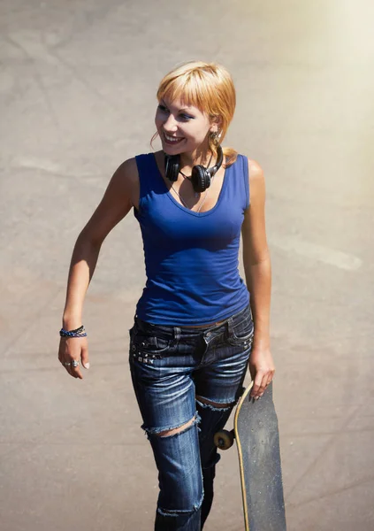 Punk Skater Chick Torn Jeans Ready Roll Her Skateboard Outdoor — Stock Photo, Image