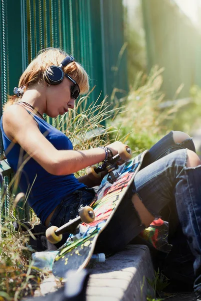 Punk Skater Chick Torn Jeans Mounting Her Board While Sitting — Stock Photo, Image