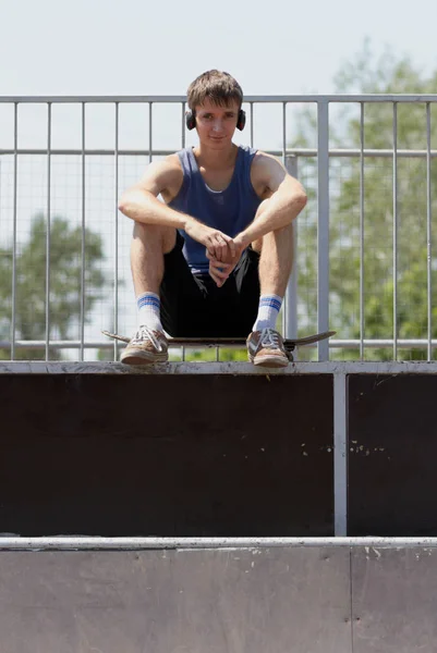 Athlète Extrême Posant Dans Skatepark — Photo
