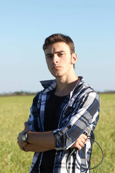 Jovem Cantor Rock Posando Com Microfone Livre Dia Verão Brilhante — Fotografia de Stock