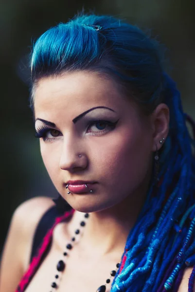 Stylowe Punk Piercing Różne Kolorowe Oczy Pozowanie Zewnątrz — Zdjęcie stockowe