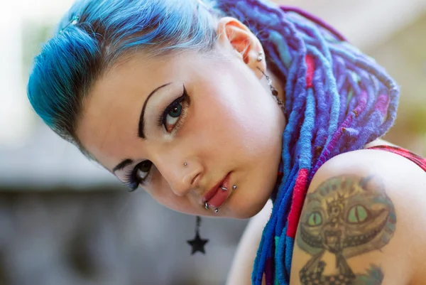 Stylowe Punk Piercing Różne Kolorowe Oczy Pozowanie Zewnątrz — Zdjęcie stockowe