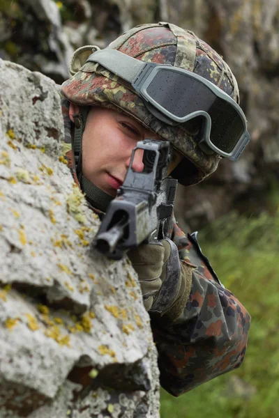 Junger Weißer Soldat Mit Kugelsicherem Helm Schießt Mit Automatischem Gewehr — Stockfoto