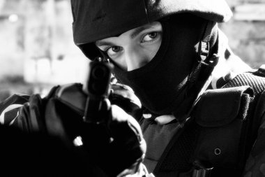 Otomatik Rus AK47 tüfek ile hedefleyen tam mühimmat Soldier 