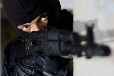 Bir tüfek ile hedefleme siyah maskeli Trooper 