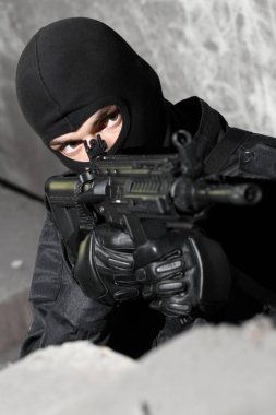 Bir tüfek ile hedefleme siyah maskeli Trooper 