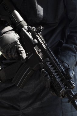 m-4 tüfek tutarak siyah Üniformalı erkeklere  