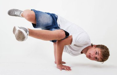  beyaz zemin üzerine gencin bboy eğitim