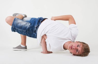 beyaz zemin üzerine gencin bboy eğitim