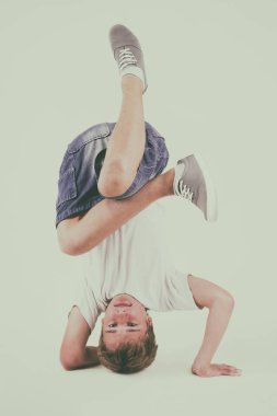  beyaz zemin üzerine gencin bboy eğitim