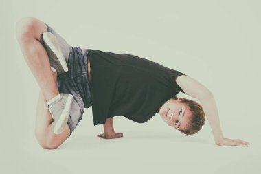  beyaz zemin üzerine gencin bboy eğitim