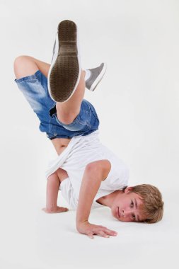  beyaz zemin üzerine gencin bboy eğitim