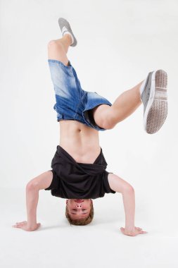  beyaz zemin üzerine gencin bboy eğitim