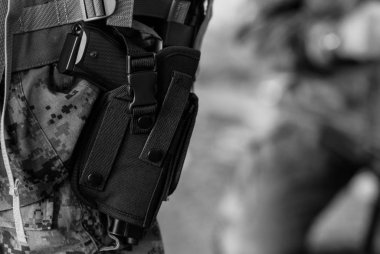 amacıyla bir şeyler tutmak için onun kemer Tabanca 9 mm beretta güvenlik görevlisi var. 