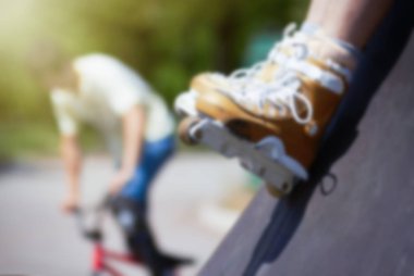 satır içi skater skatepark mekanlarda profesyonel agresif paten giymiş bacaklar 