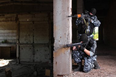 tam asker strikeball oynayan otomatik silahlarla donatılmış 