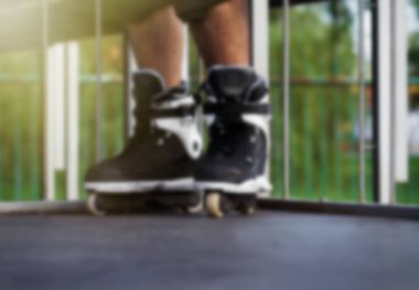 satır içi skater skatepark mekanlarda profesyonel agresif paten giymiş bacaklar 