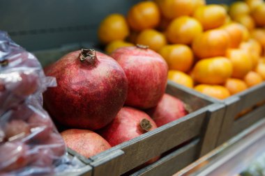 Gıda süpermarket mağazasında soğuk depolama taze nar meyve. Doğal sağlıklı yeme. Bu vitamin gıda maddesi satın almak, daha fazla vitamin yiyin. Çiftçi departmanı  