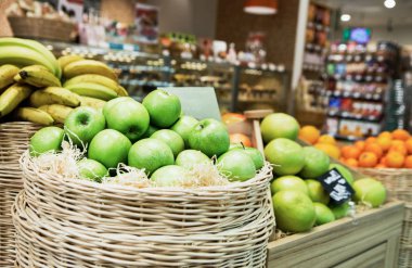 bakkal gıda mağazasında satışa taze olgun yeşil elma meyveleri ile sepeti. Süpermarket Dükkanı, doğal gıdalar bölümü. Yakın yukarı, kutuda elma odaklanmak. Güçlü sağlık için vitaminler yiyin. 