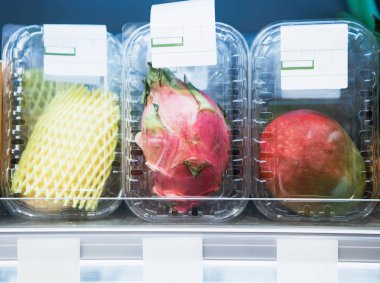egzotik meyveler Mango, pitaya, Pomelo gıda mağazasında plastik kaplar paketlenmiş. Olgun doğal meyve malzemelerle bakkal Departmanı. Sağlıklı tadı iyi ve vitaminler ile zengin yeme.