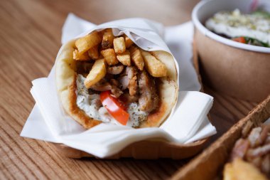  Yunan restoranı lezzetli et lokanta menüde tadını çıkarın. Lezzetli yağ abur cubur almak uzakta kağıt tabak Aperatif Cafe servis. Geleneksel Yunan mutfağı aperatifler, sağlıksız beslenme menüsü