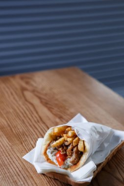  Kağıt tabak tablo büyük geleneksel Yunan mutfağı yemek hazır. Fast food medditeranean restoran menü yemekleri. Kavrulmuş et souvlaki yemeğin tadını çıkarın ve kızarmış gyros rulo. Abur cubur yemek listesi