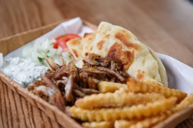 Geleneksel Yunan fast food restoran menü. Yunanistan Souvlaki ve döner et sandviç yemek kağıt tabak içinde servis. Kavrulmuş lezzetli fastfood Cafe tablo. Yemeğin keyfini çıkarın