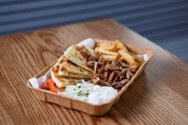 Geleneksel Yunan fast food restoran menü. Yunanistan Souvlaki ve döner et sandviç yemek kağıt tabak içinde servis. Kavrulmuş lezzetli fastfood Cafe tablo. Yemeğin keyfini çıkarın
