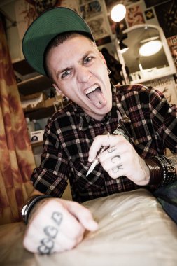  dövme yapma işlemi gösteren studio