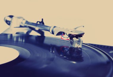 bir DJ için profesyonel ses ekipmanları. pikap vinil Pikaplar ve 2 kanal ses denetleyicisi karıştırma. 