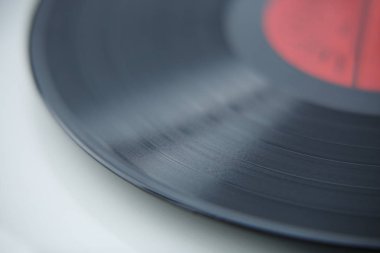 Vintage turntable vinil kaydı ile müzik. Yenilikçi, profesyonel parti dj, ses meraklısı için klasik analog ses ekipmanları. DJ turntable plak çalar kapatın. Makro odak disk zaman kodu üzerinde 