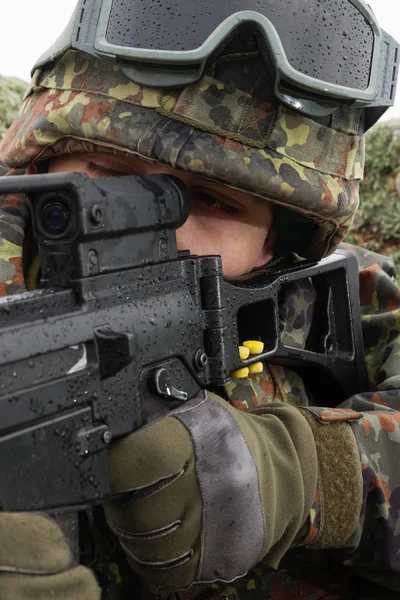 Молодий Білий Солдат Стрільбі Куленепробивних Шоломів Автоматичною Гвинтівкою Відкритому Повітрі — стокове фото