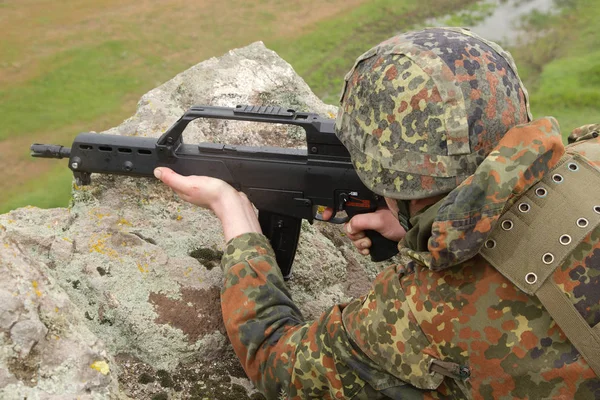 헬멧을 야외에서 소총을 발사하는 총기로 평화를 보호하는 경비원 순찰은 총으로 — 스톡 사진