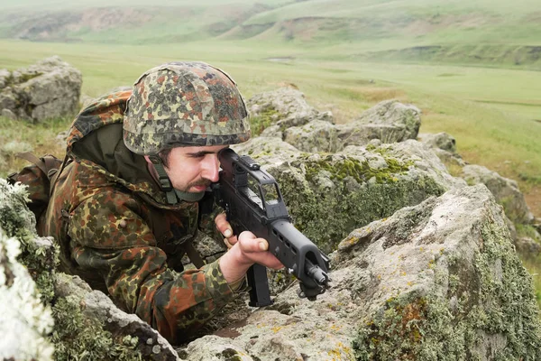 Young White Soldier Bulletproof Helmet Shooting Automatic Rifle Outdoor National — Stock Photo, Image