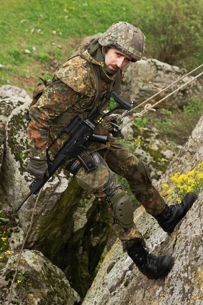 Jeune Soldat Avec Fusil Automatique Soldat Camouflage Casque Pare Balles — Photo