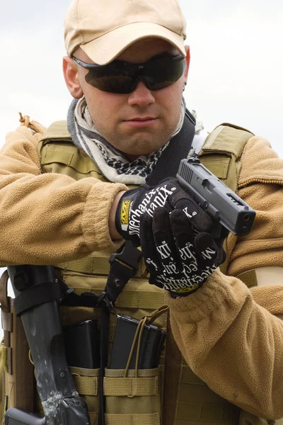 Joven Soldado Blanco Tiro Casco Prueba Balas Con Rifle Automático — Foto de Stock