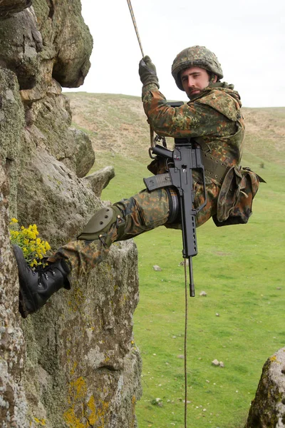 Junge Uns Swat Soldat Junge Mit Automatischem Gewehr Soldat Tarnhelm — Stockfoto