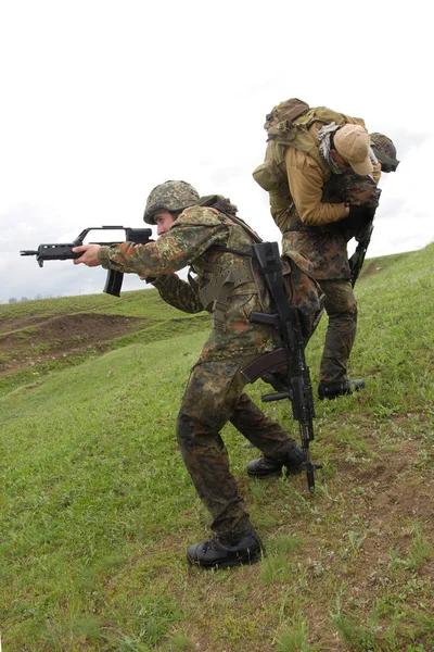 Soldaten Schützen Verwundeten Soldaten — Stockfoto