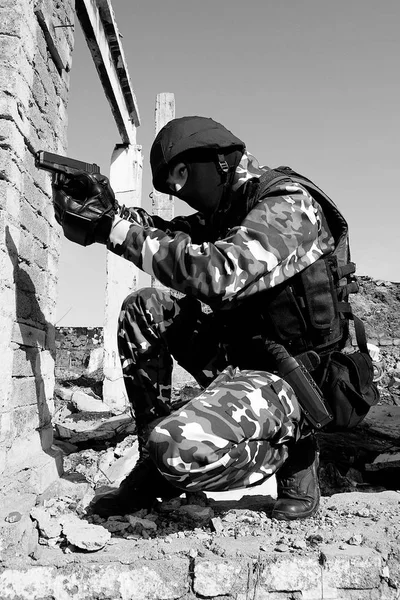 Soldat Inriktning Med 9Mm Glock Pistol — Stockfoto