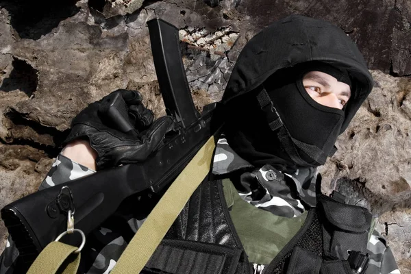 武装と 自動小銃のガードの軍事スタンド — ストック写真